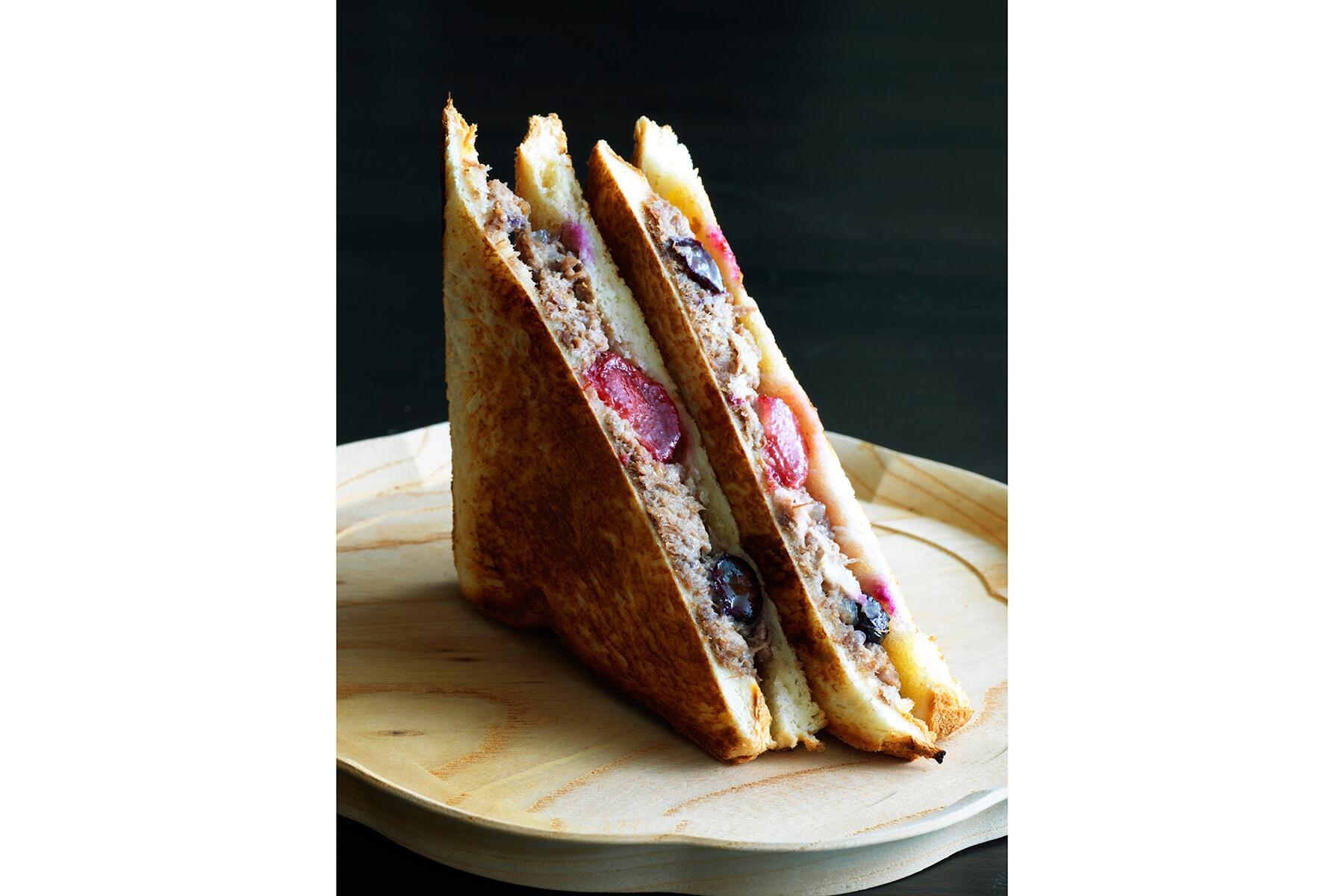 甘味、酸味、旨味が混然一体となった“ベリー入りコンビーフサンド”