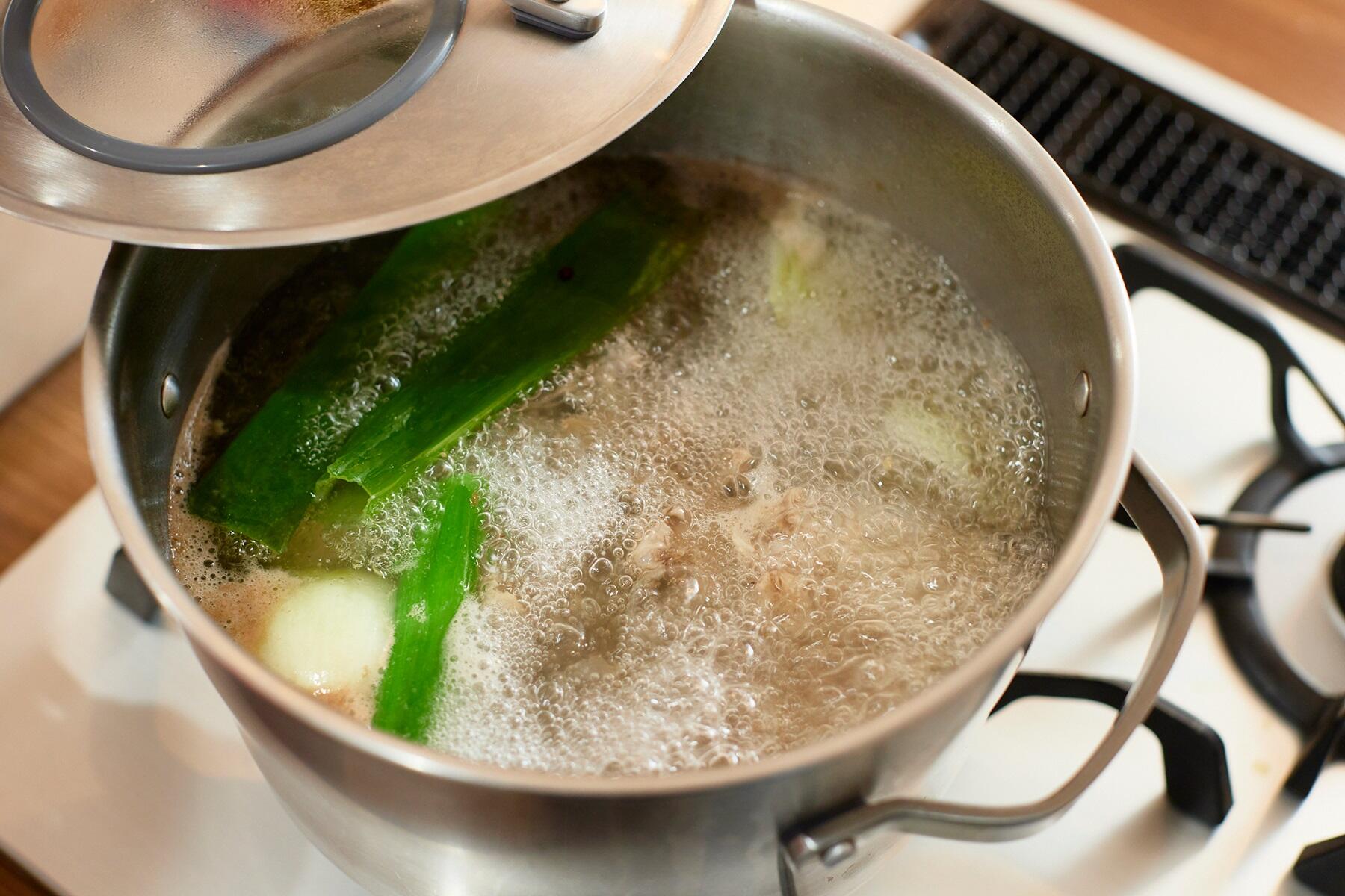 骨をしっかり煮出す