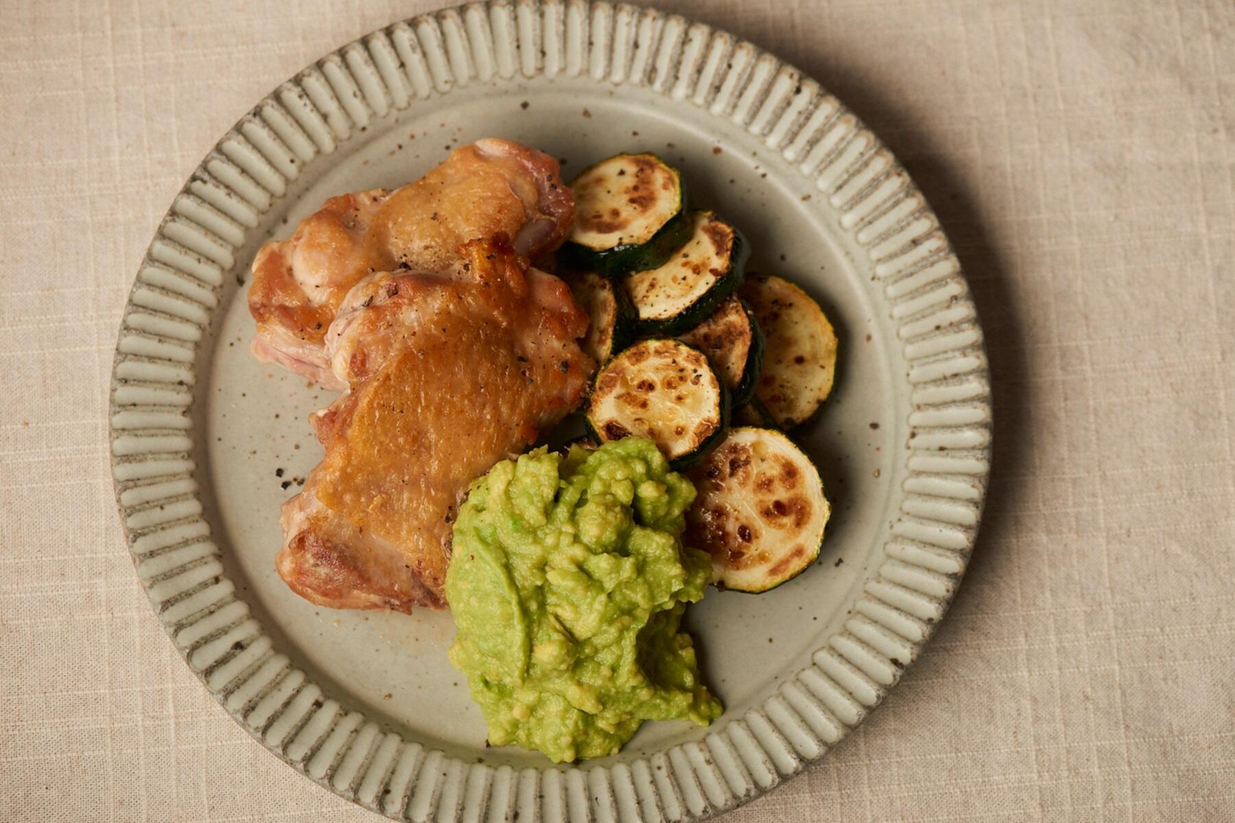 皮までおいしい“パリパリ鶏のアボカドディップ添え”