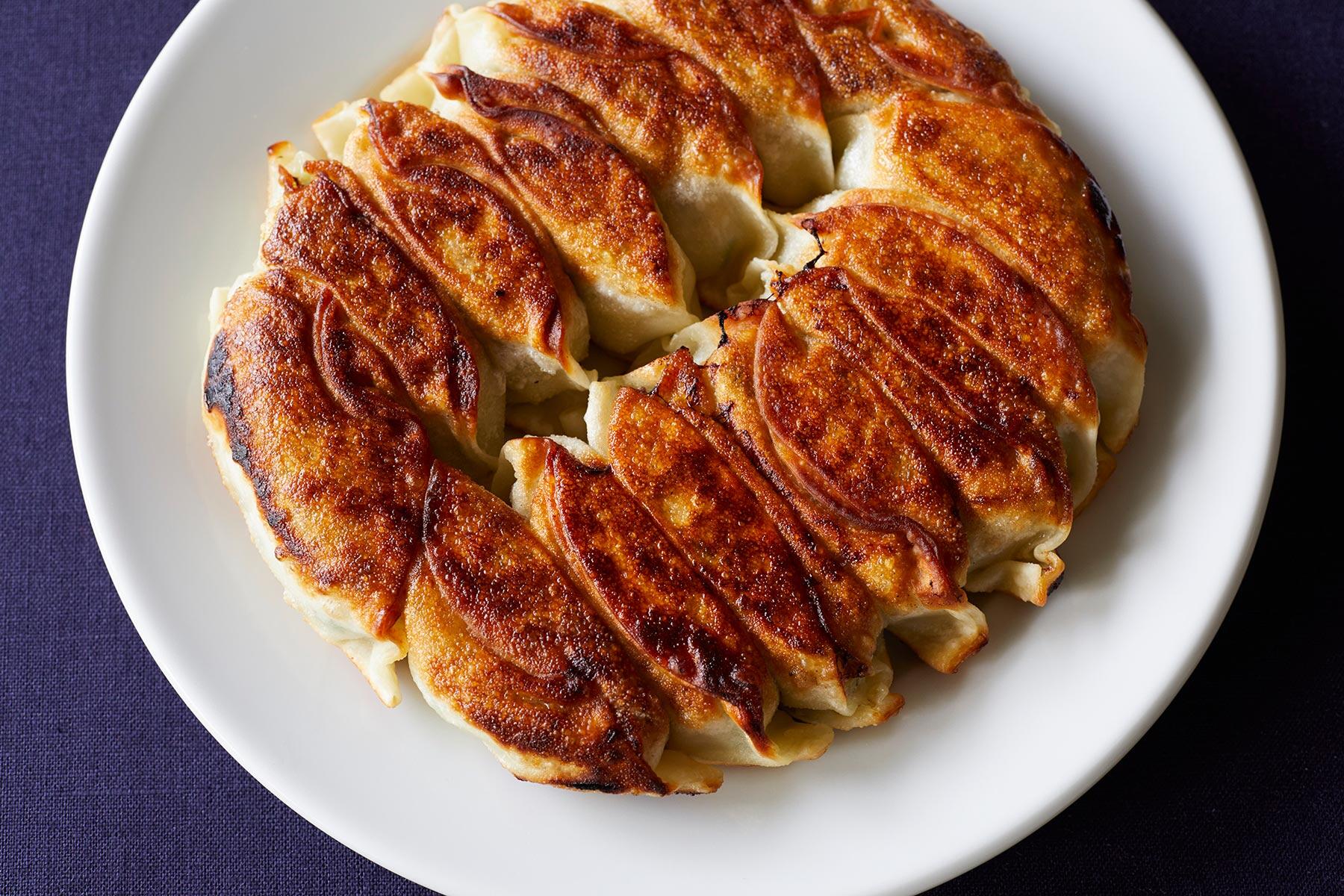 カリっと香ばしい“ぎゅうぎゅう焼き餃子”