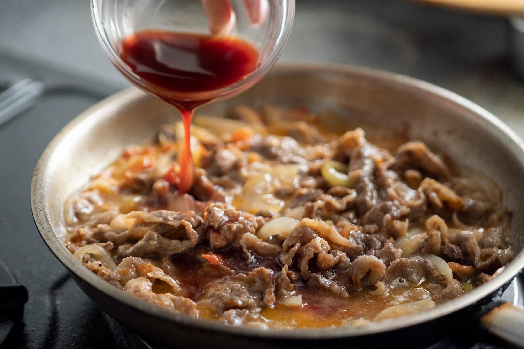 ソースを加える