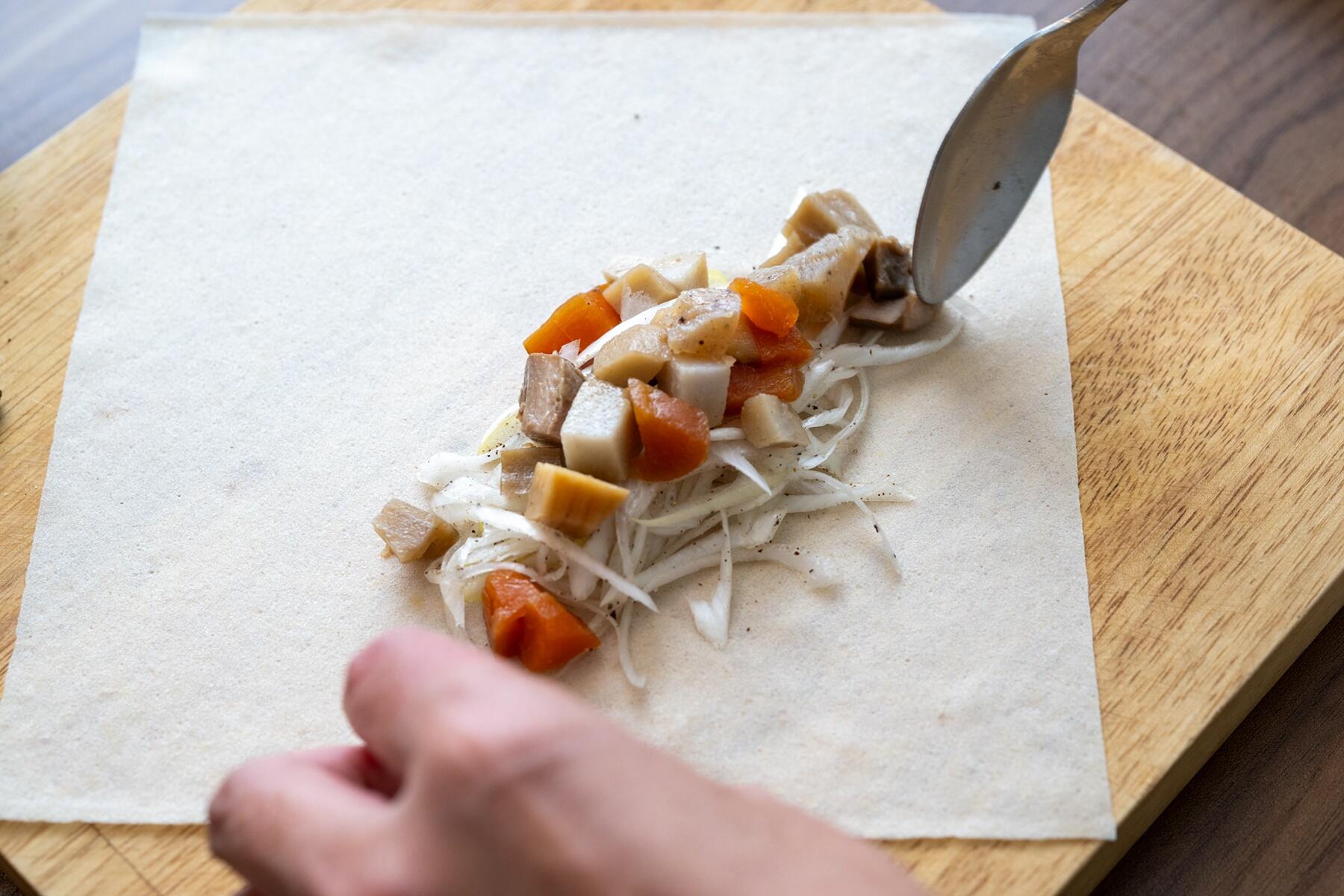 皮で具材を巻く