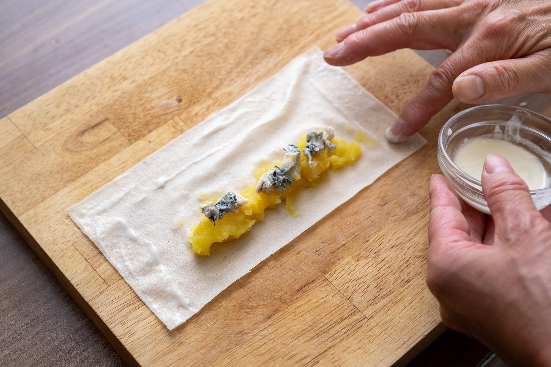 皮で具材を巻く