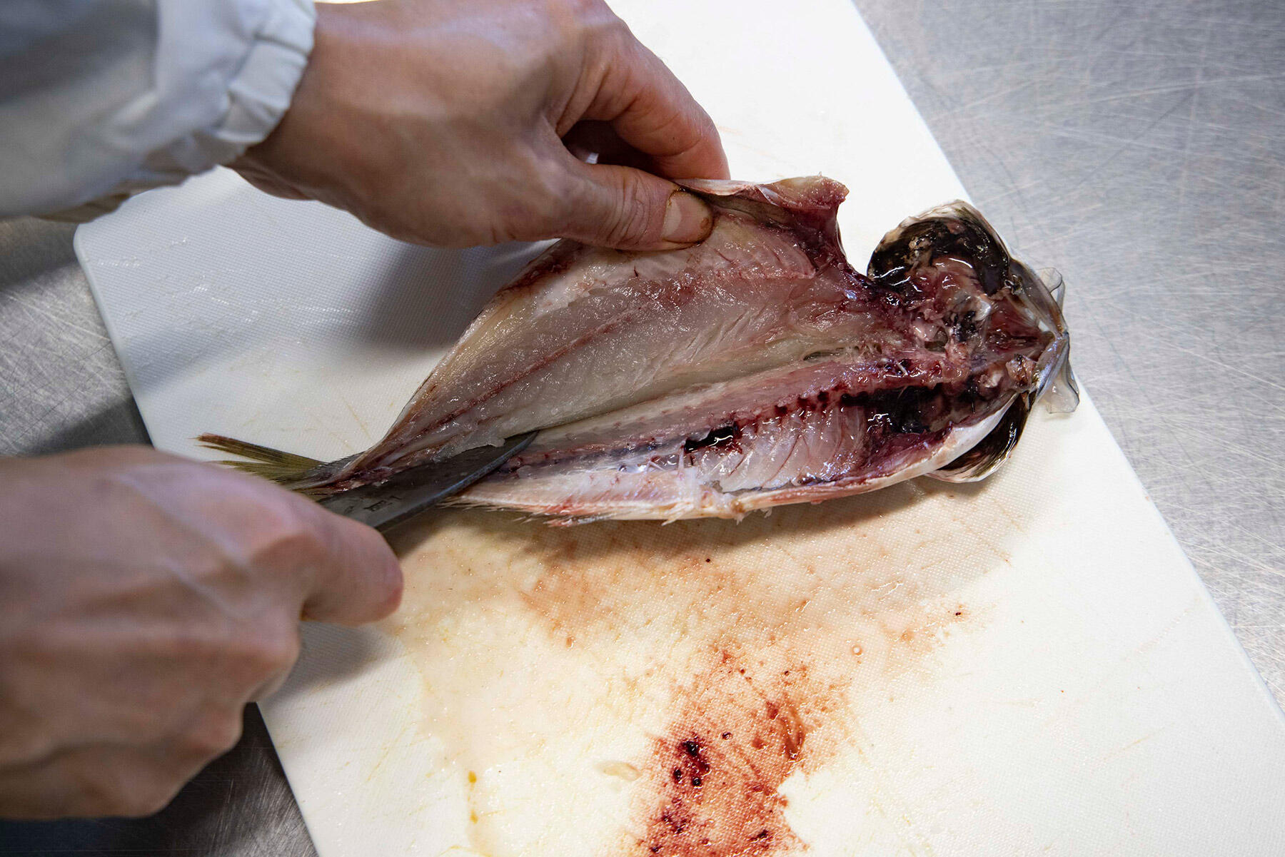 包丁の刃先を使って、開き残った部分を切る