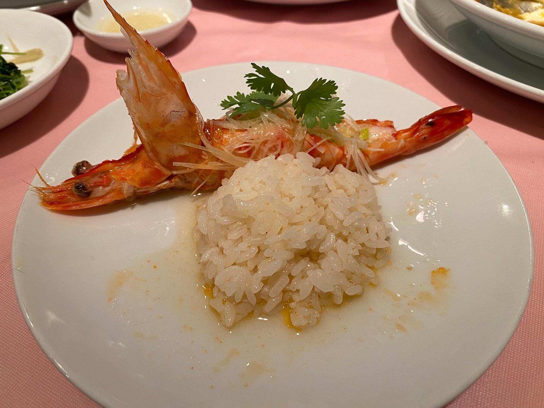 車海老香り蒸し蒸し蟹は注文が入ってからスタッフ二人がかりで脚から身を取り出す丁寧な仕事ぶり。胴体は絶妙な蒸し加減で味噌や卵の濃厚な旨味がたっぷり味わえます。蟹みそ豆腐も軽やかな口当たりながら深い味わいでご飯にも合う! 香ばしさと上質な甘味が広がるエビの春巻き、エビの旨味がすべて凝縮したような車海老の香り蒸し(+ご飯)もやはり絶品。すべてが軽やかで雑味が一切なく、深い旨味が静かに広がり、食べるほどに喜びが大きくなっていきます。