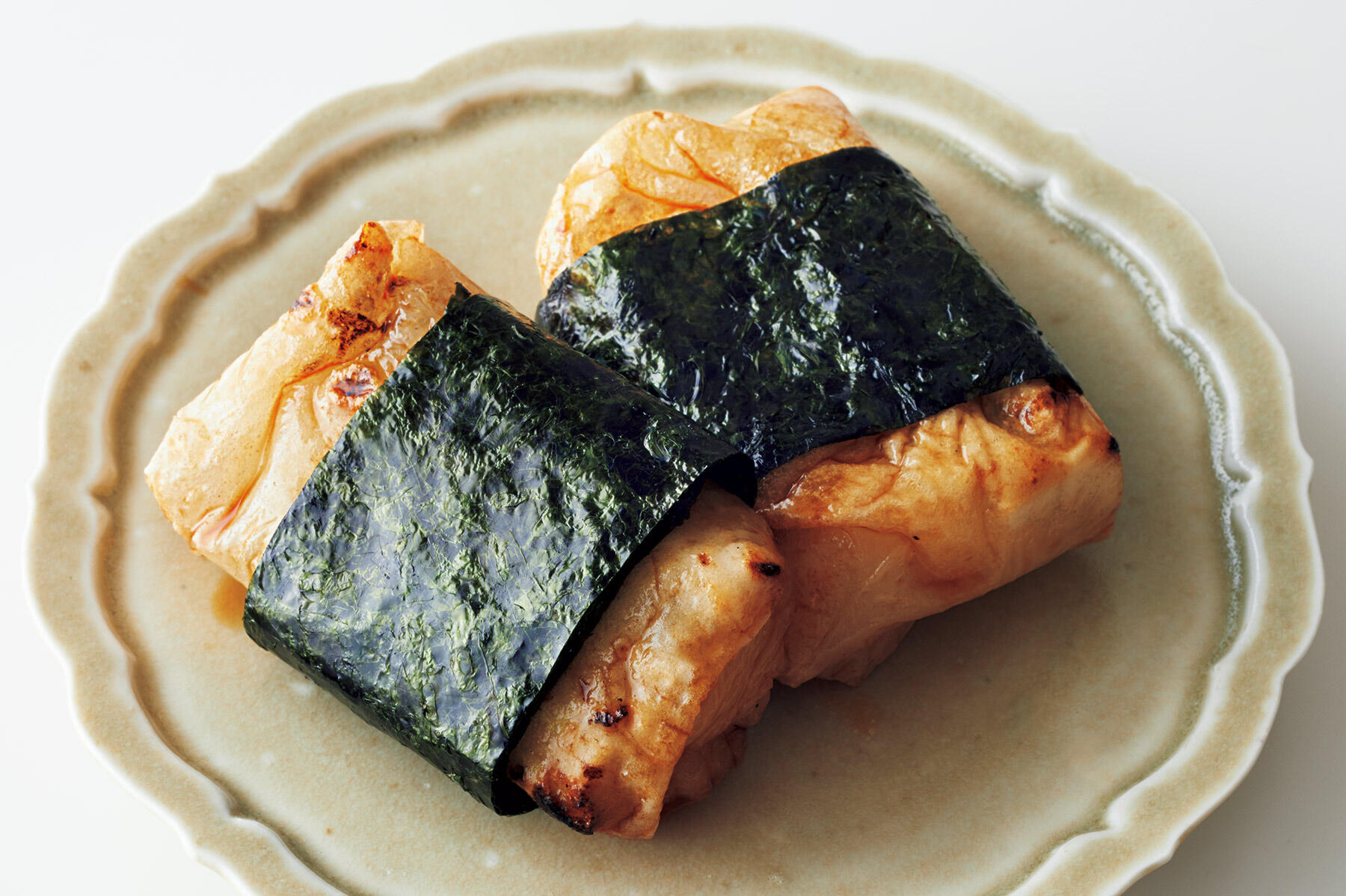 甘い砂糖醤油の味わいが日本酒とぴったり“餅の磯辺焼き”