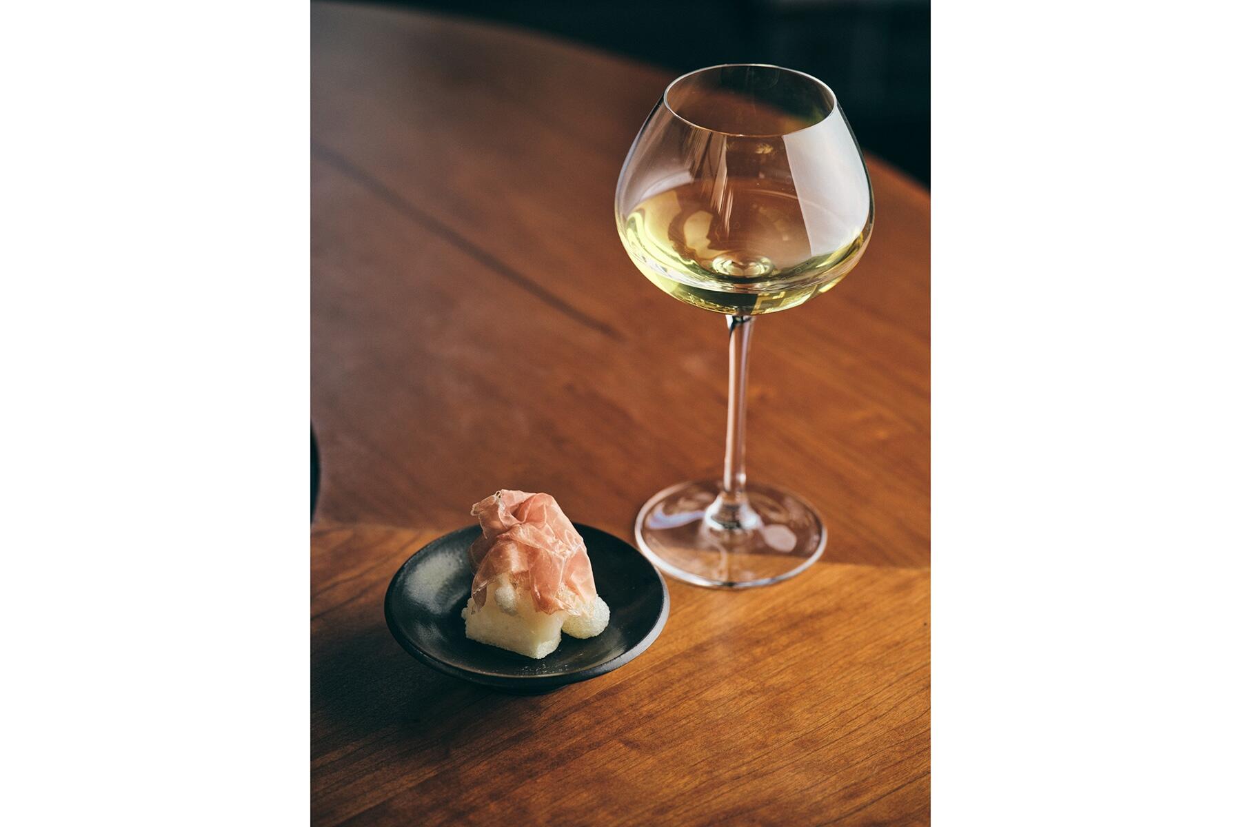 とろんと広がるハムの旨味がワインに合う“揚げ餅と生ハム”