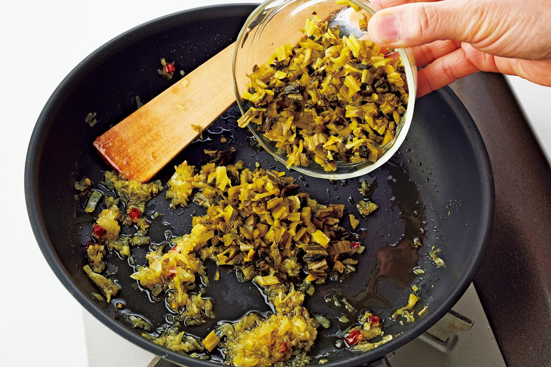 高菜漬を炒める