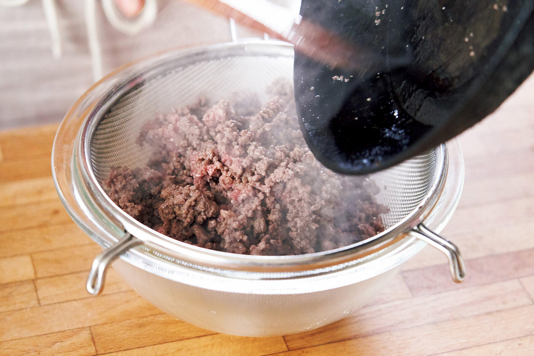 挽き肉を炒める