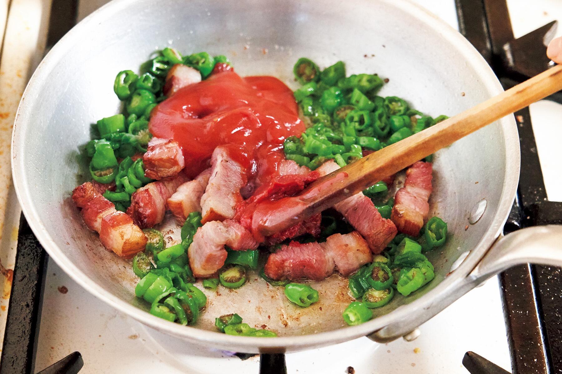 ケチャップを加える