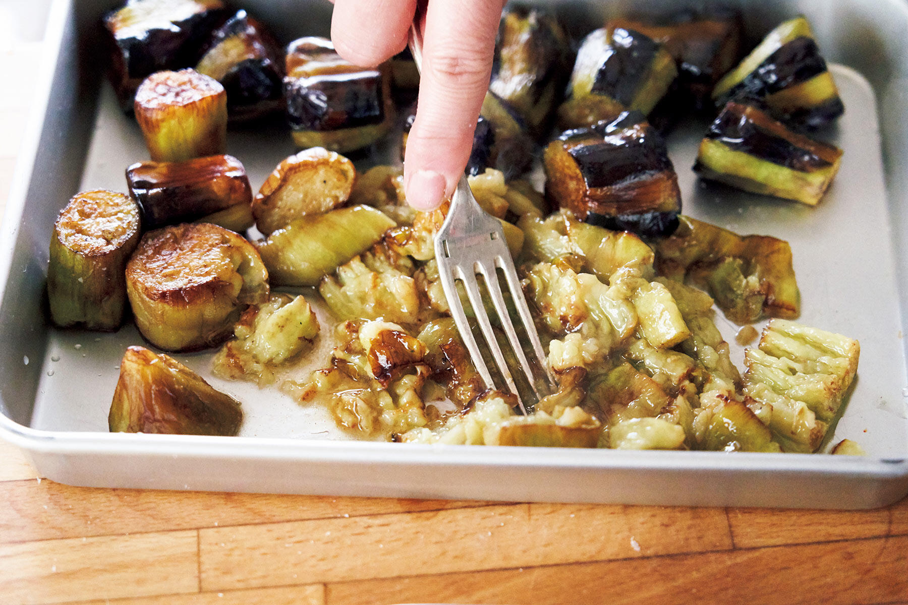 なすを揚げ焼く