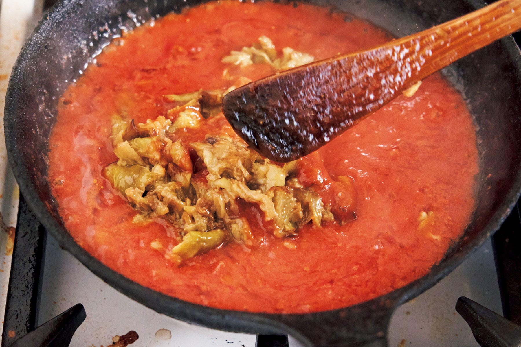 トマトを加え煮る