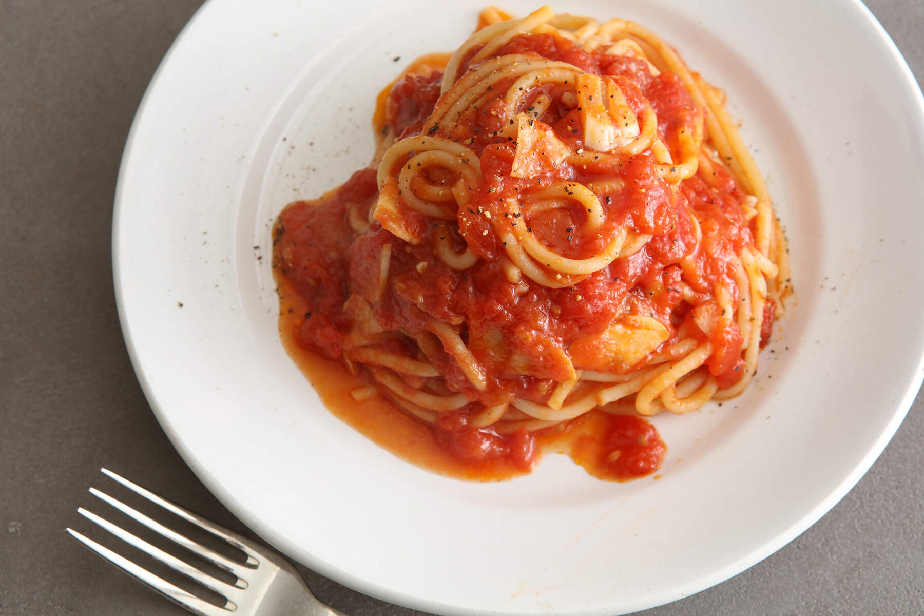トマトのコクが深まる“魚醤のトマトスパゲッティ”