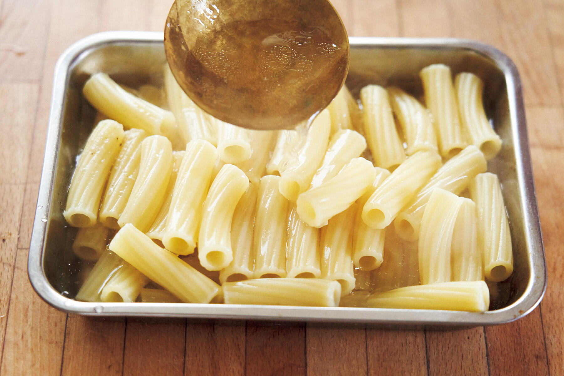 マカロニをゆでる