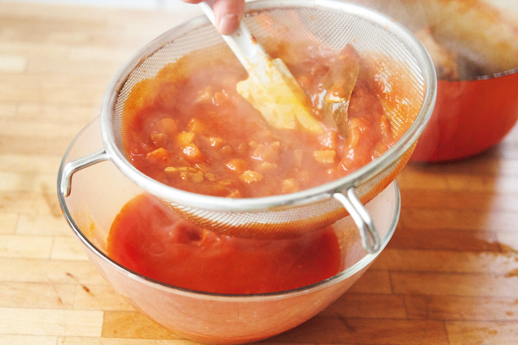 トマトソースをこす