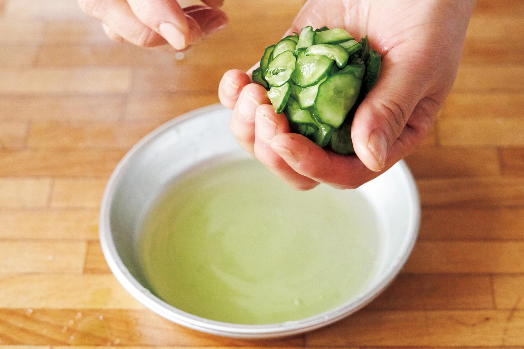 きゅうりを塩もみする