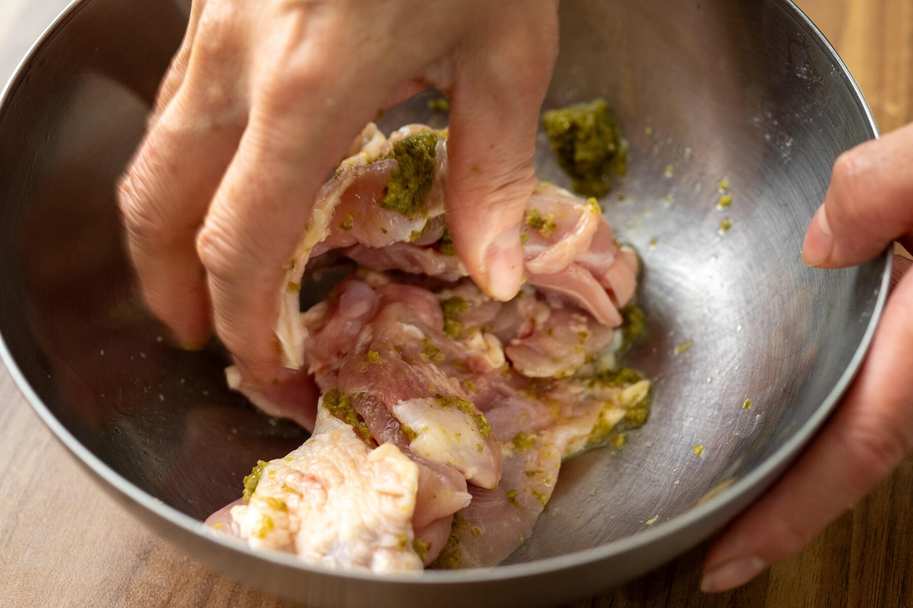 柚子胡椒をもみ込む