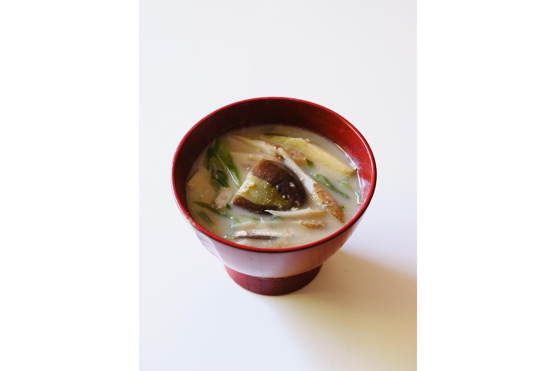 コクと香りが魅力の“茄子とゴボウのみそ汁”
