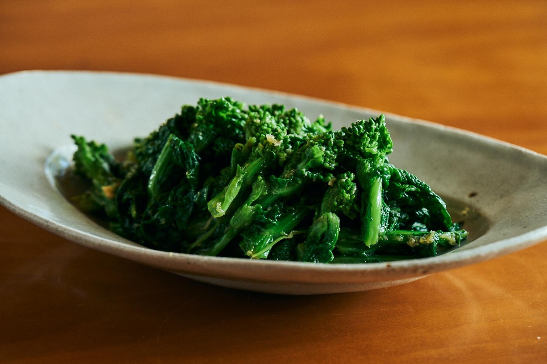 ピリ辛でほろ苦い“菜の花のわさび醤油ソース和え”