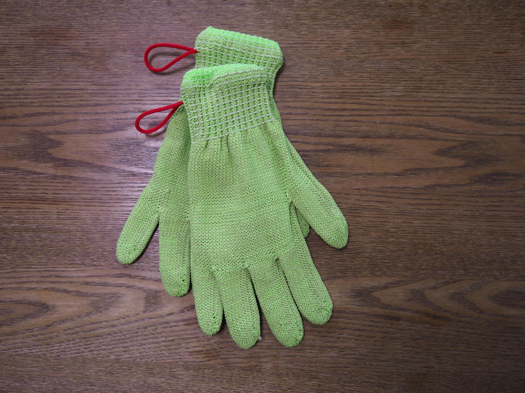 【大宮冬洋の干物日記】ニット工場で「魚さばき専用手袋」を試作してみた