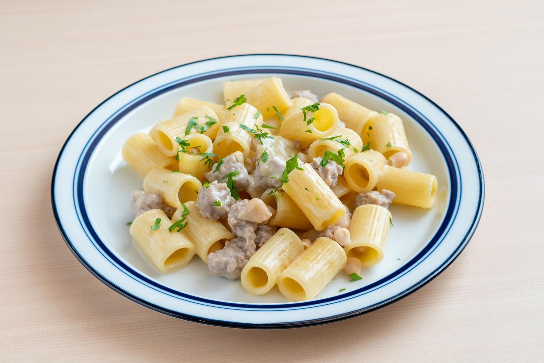 旨味たっぷり！“白いんげん豆とサルシッチャのリガトーニ”