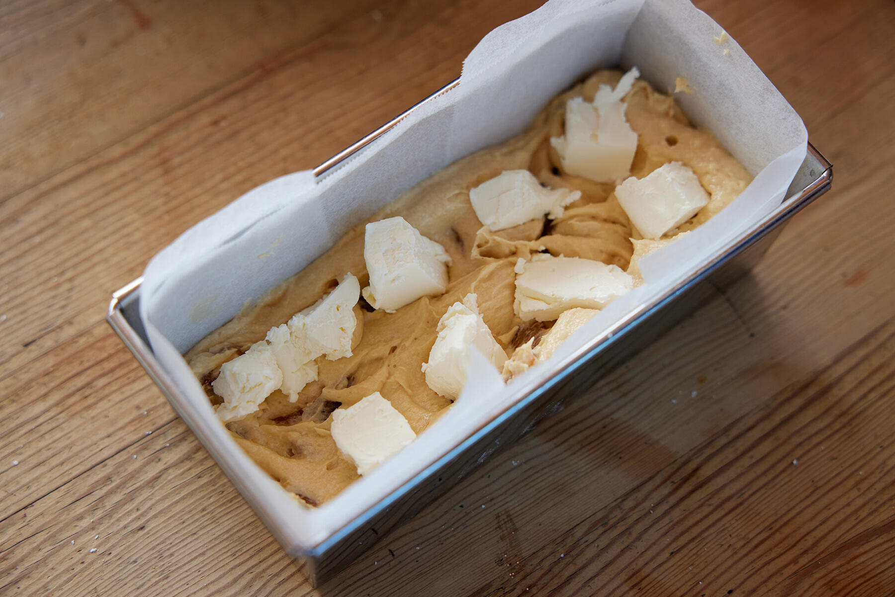 型に生地を入れる