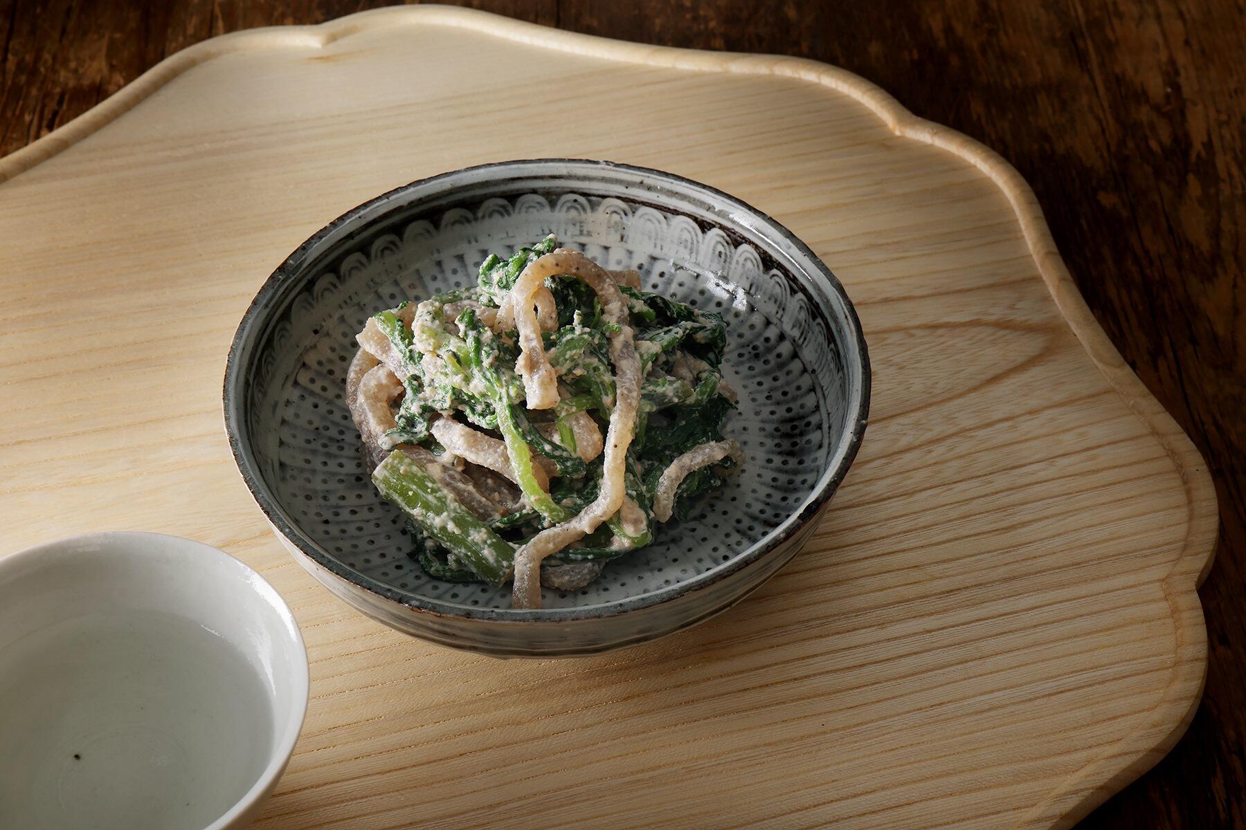 素朴で懐かしさあふれるおいしさ“春菊とこんにゃくのくるみ和え”