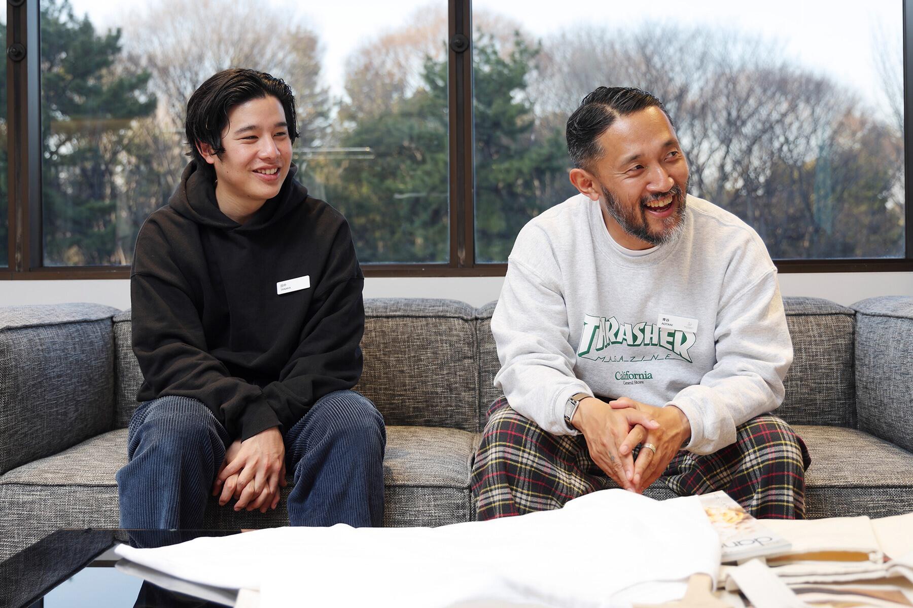 ソファに座る2人の男性