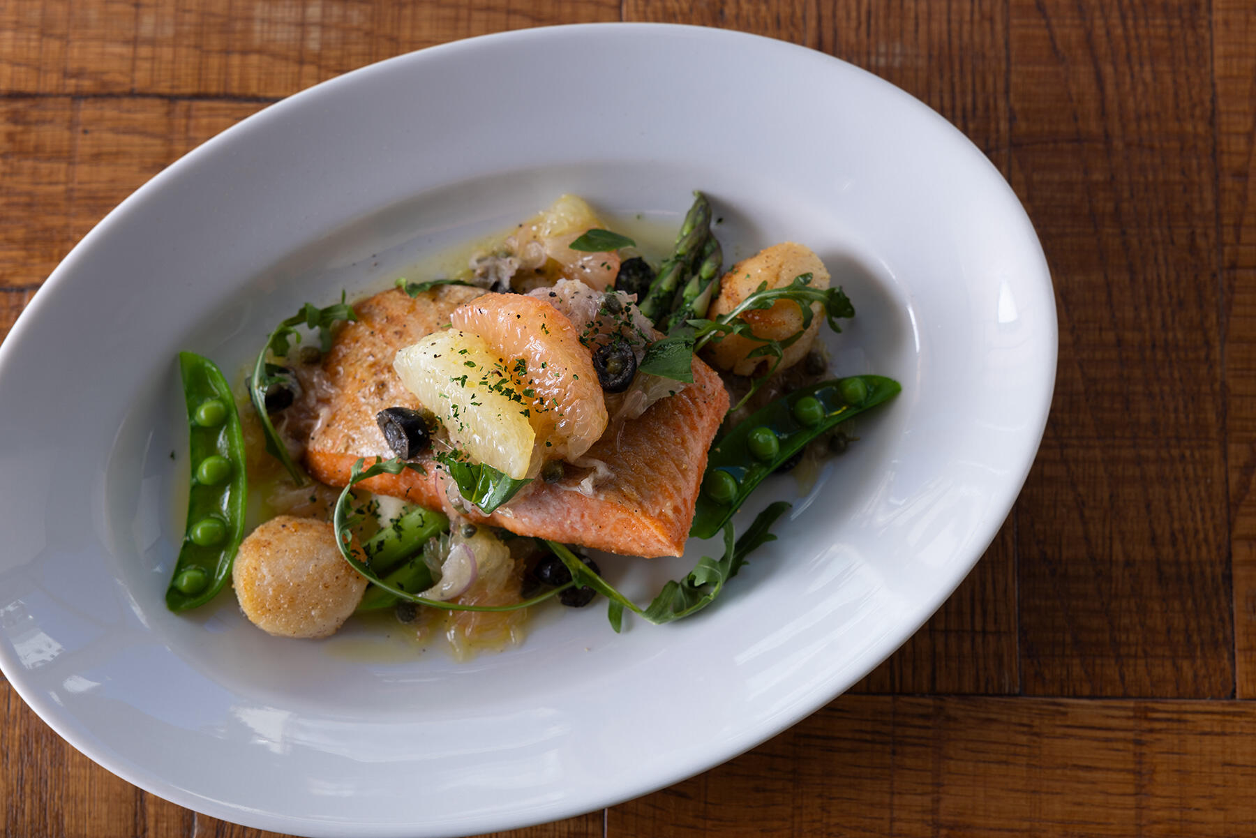 北海道産帆立とサーモンのムニエル フロリダ グレープフルーツ2種のケッカ風ソース1,529円。