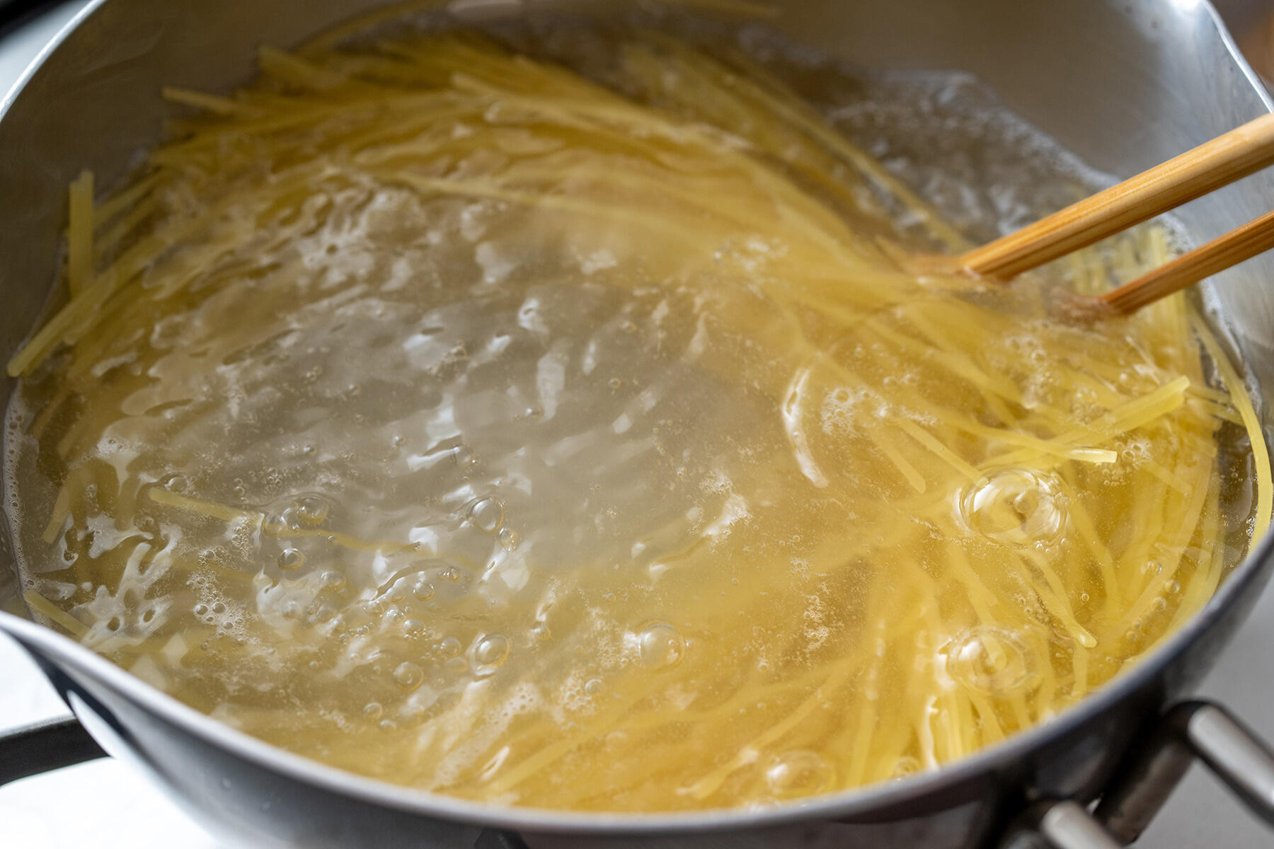 パスタをゆで始める