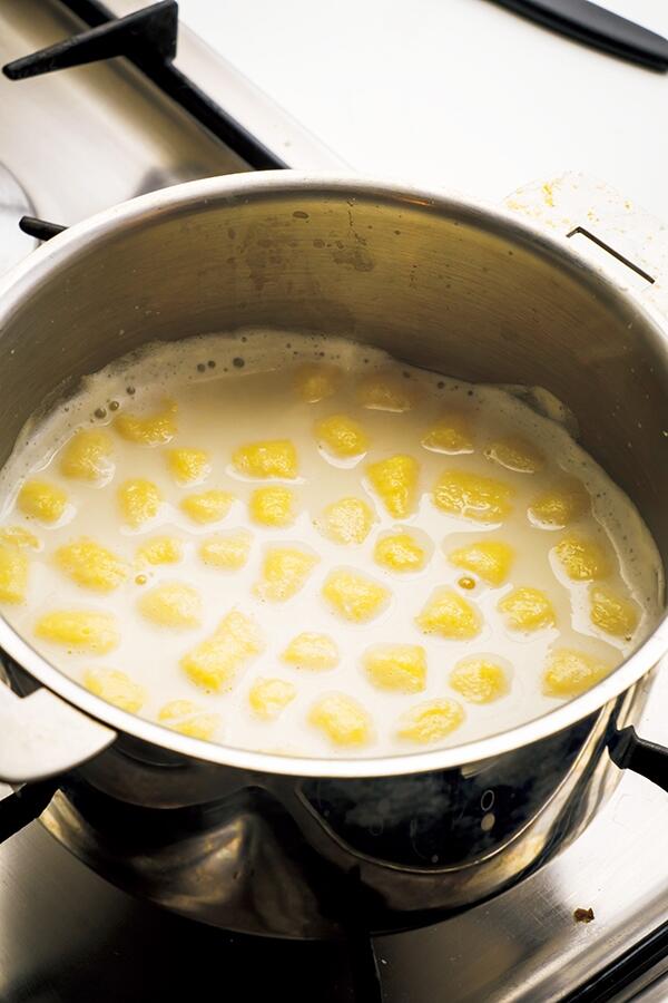 牛乳を煮立たせる