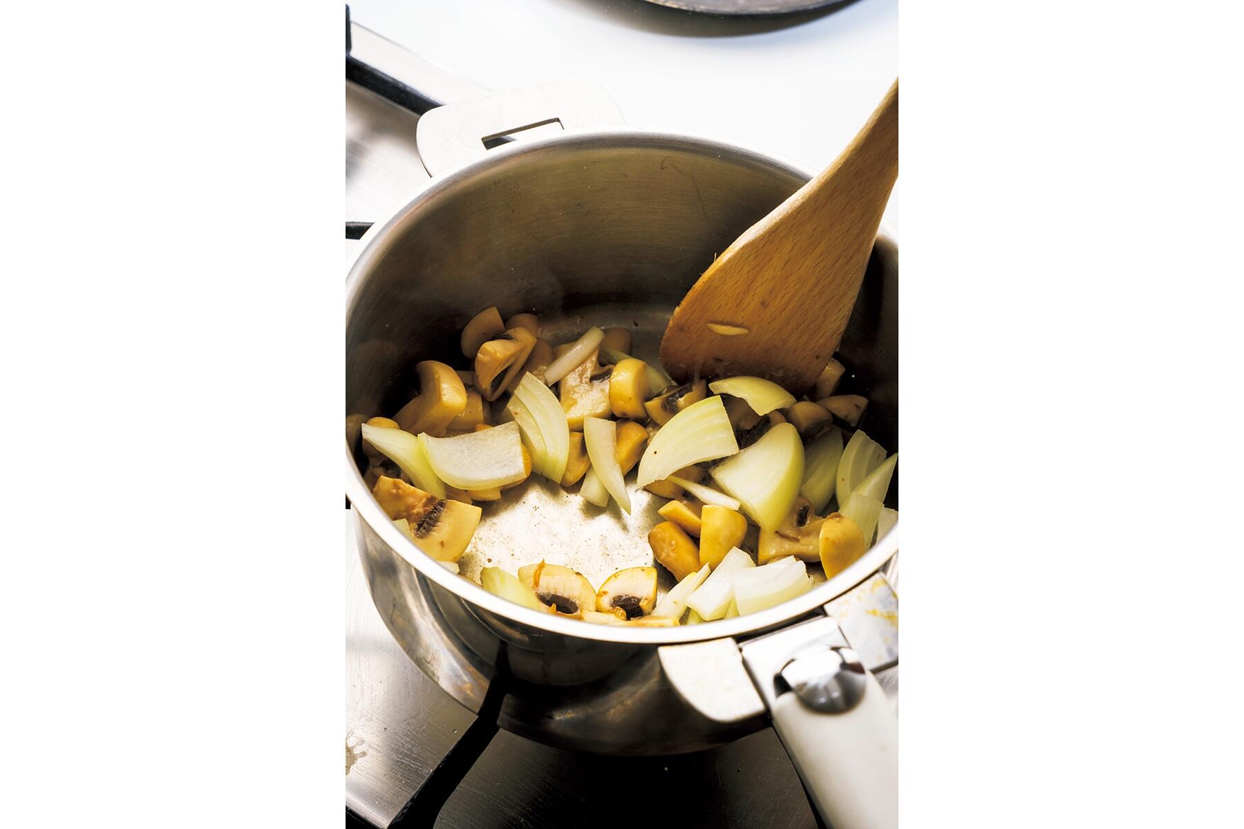 玉ねぎを炒める