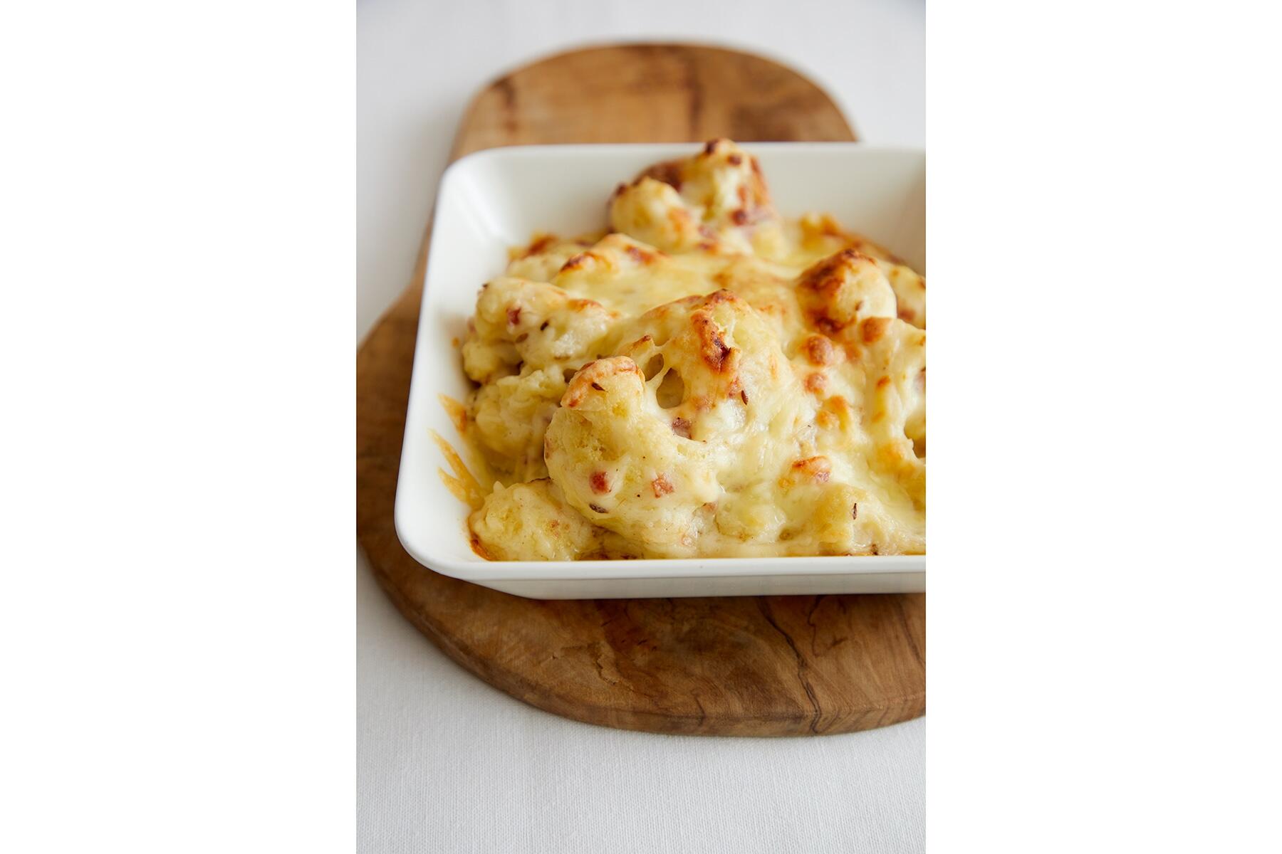 サラミの塩気が食欲をそそる“カリフラワーとサラミのグラタン”