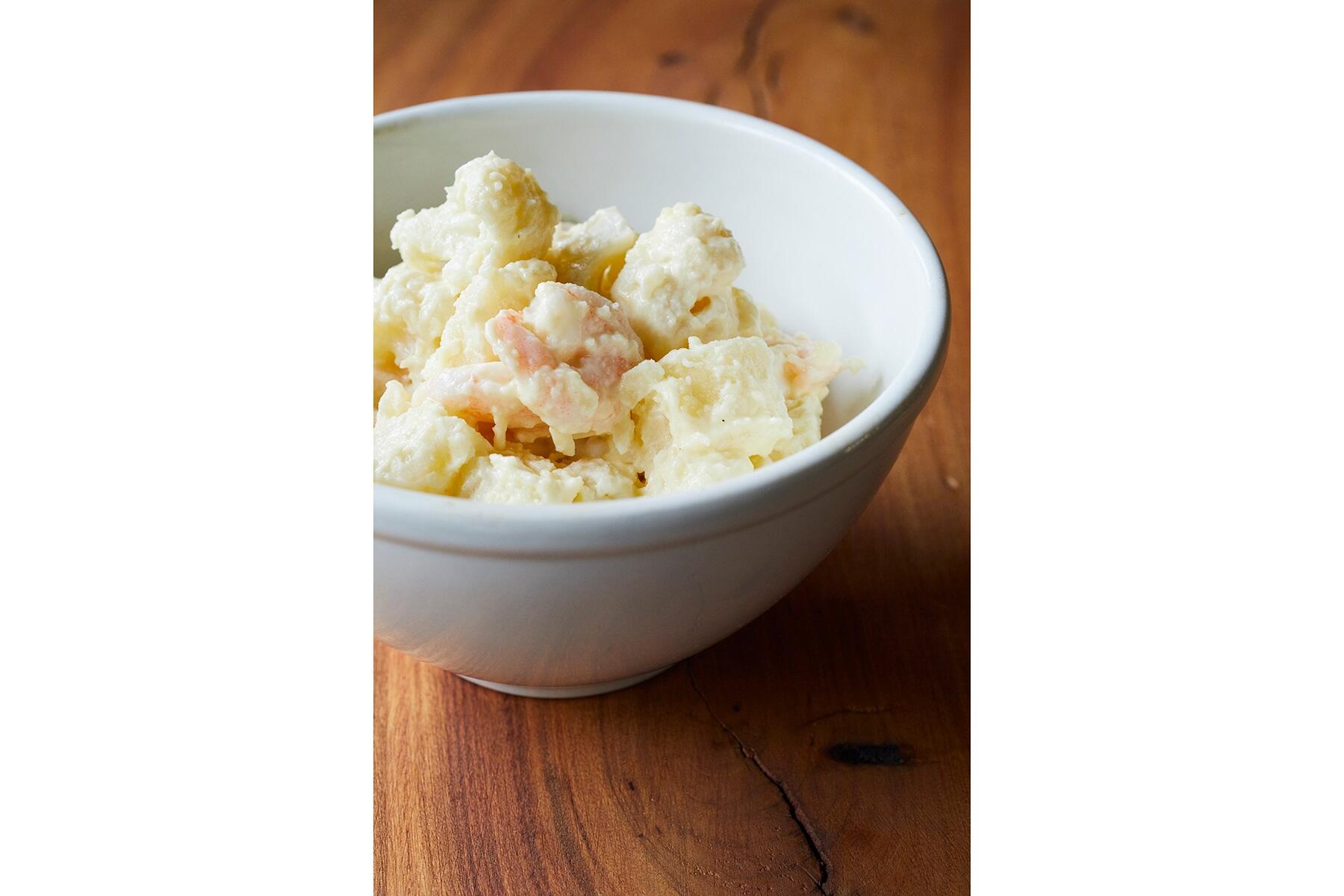 ゴロっと食べごたえのある“ゆでカリフラワーと海老のサラダ”