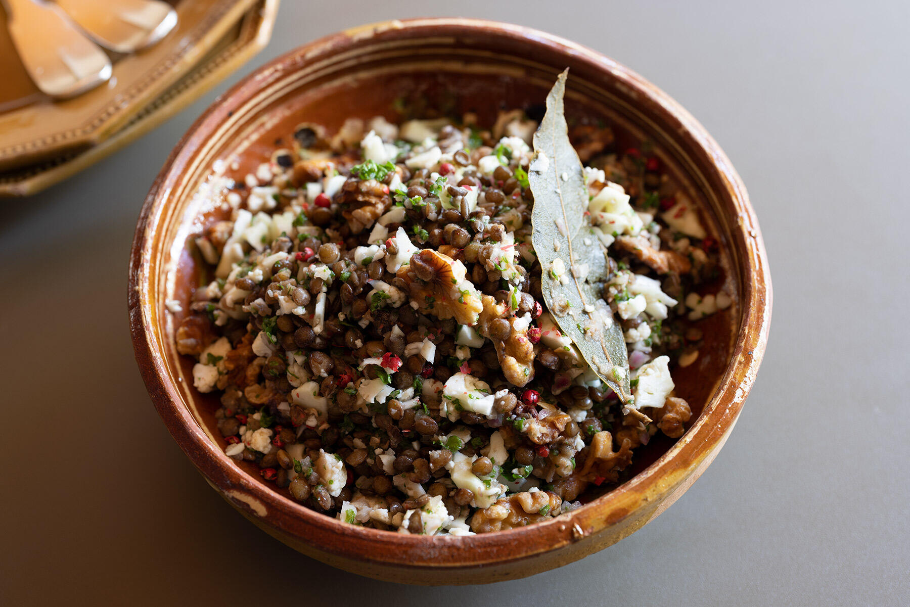 生のカリフラワーとくるみの食感がアクセント“レンズ豆のタブレ”