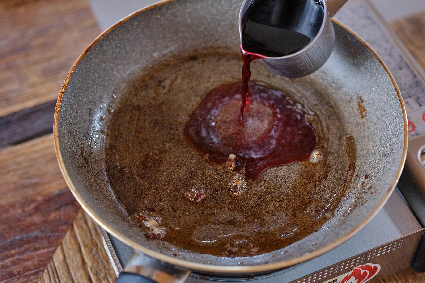 煮込みソースをつくる