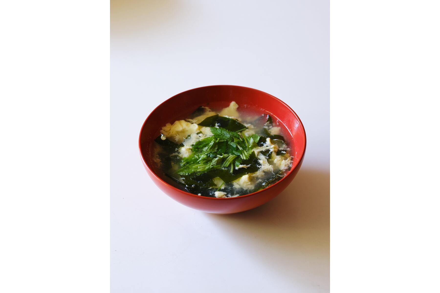 ほっとする優しい味わい“わかめと卵のお吸いもの”