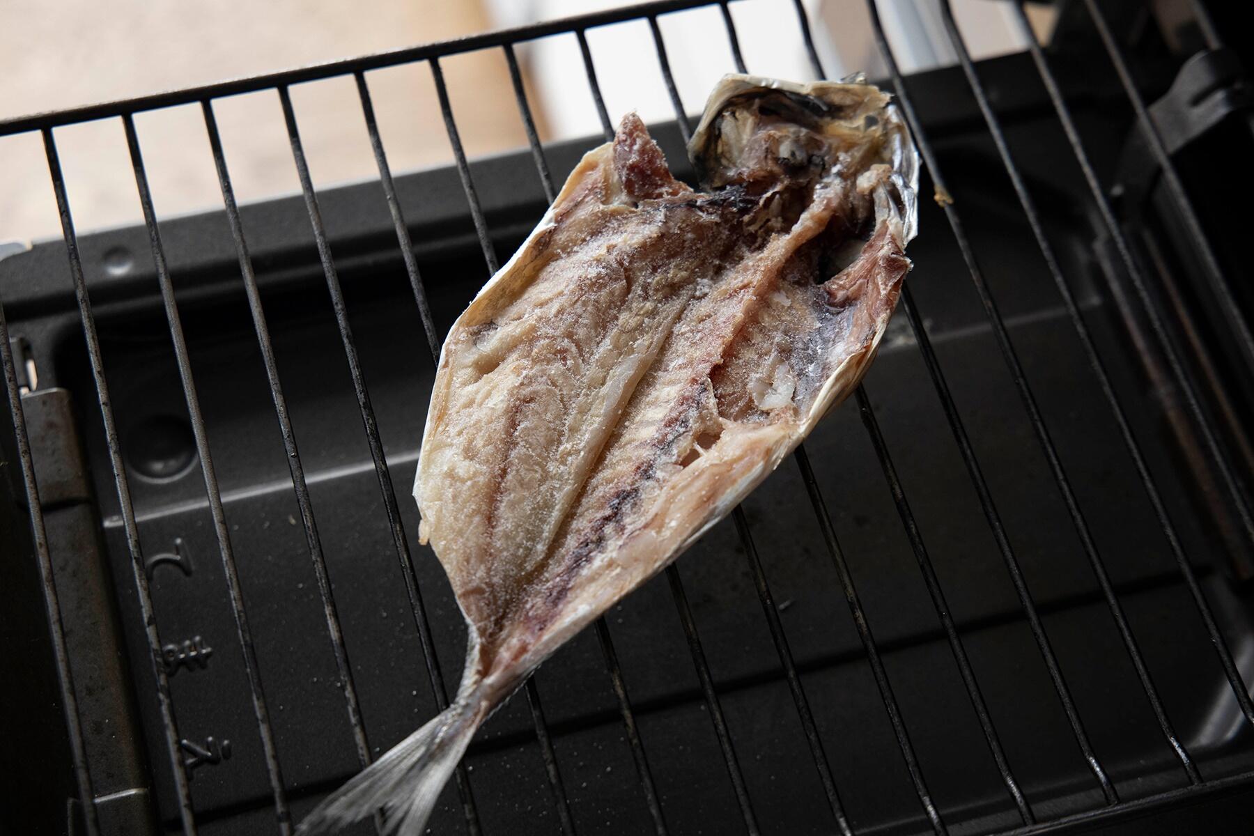 焼き網に魚
