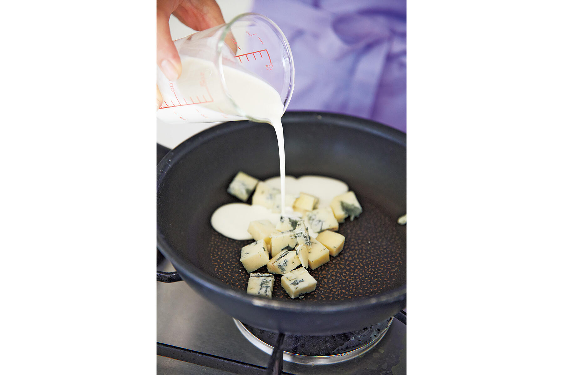 生クリームにチーズを溶かす