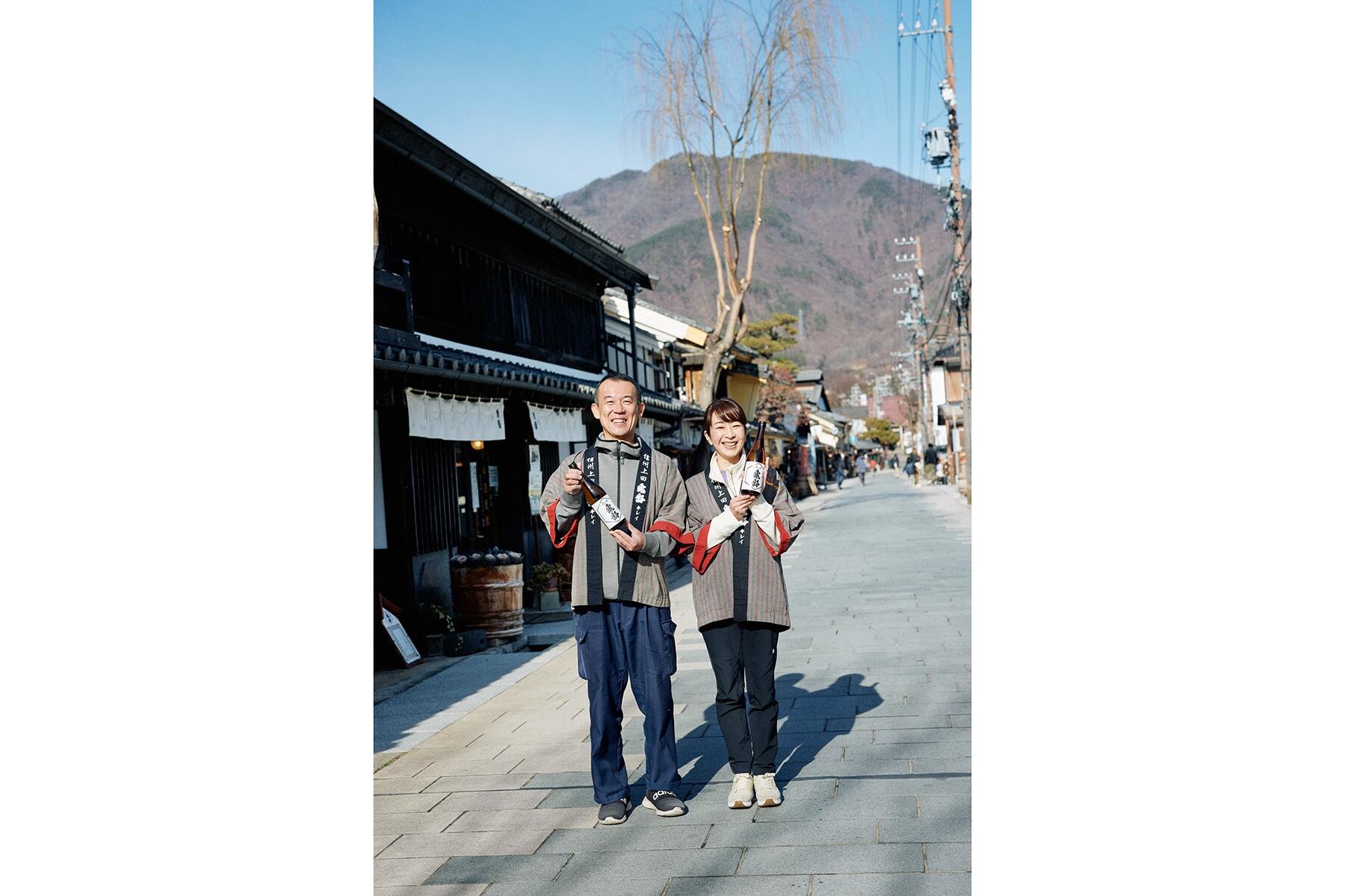 「信州亀齢」の岡崎謙一蔵元（左）