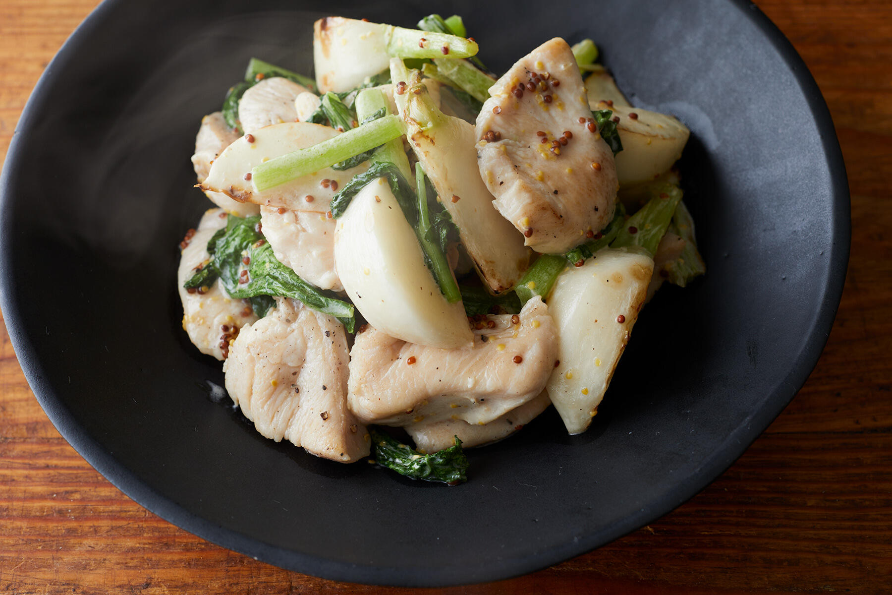 シャクっと甘いかぶと酸味が美味！“鶏むね肉とかぶの粒マスタード炒め”