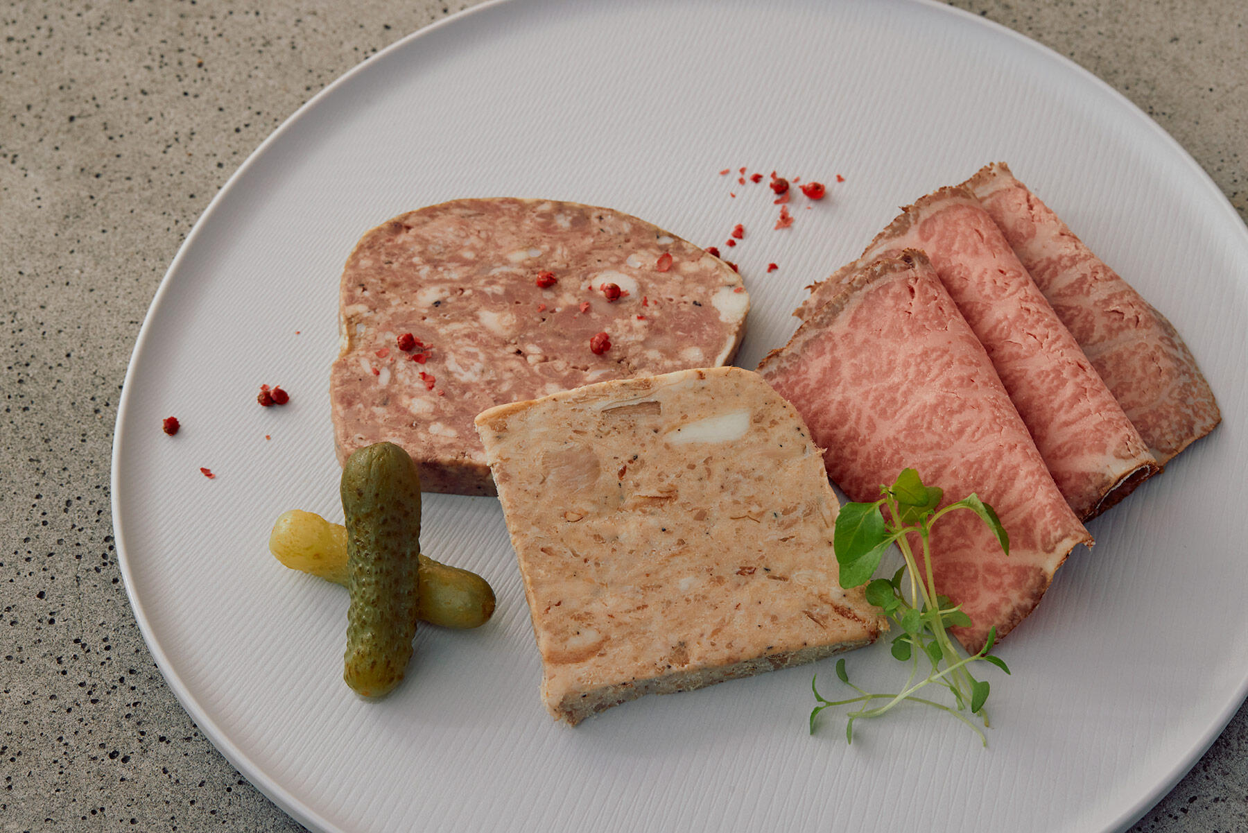 自家製シャルキュトリー&黒毛和牛モモのローストビーフの盛り合わせ 1,870円