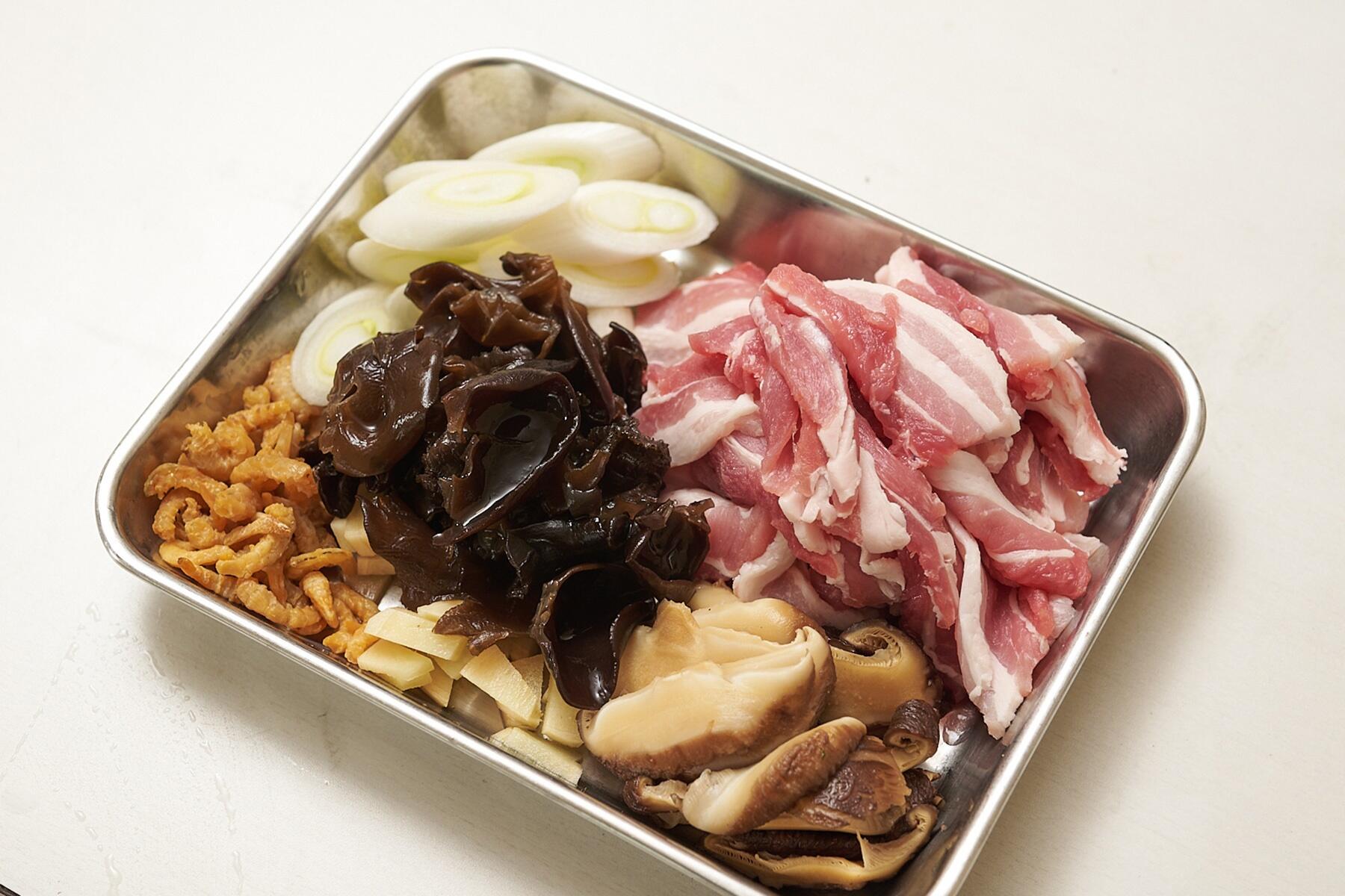 具の下ごしらえをする