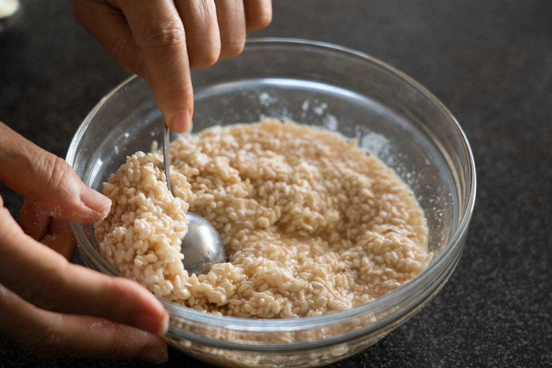 米麹と塩を混ぜる