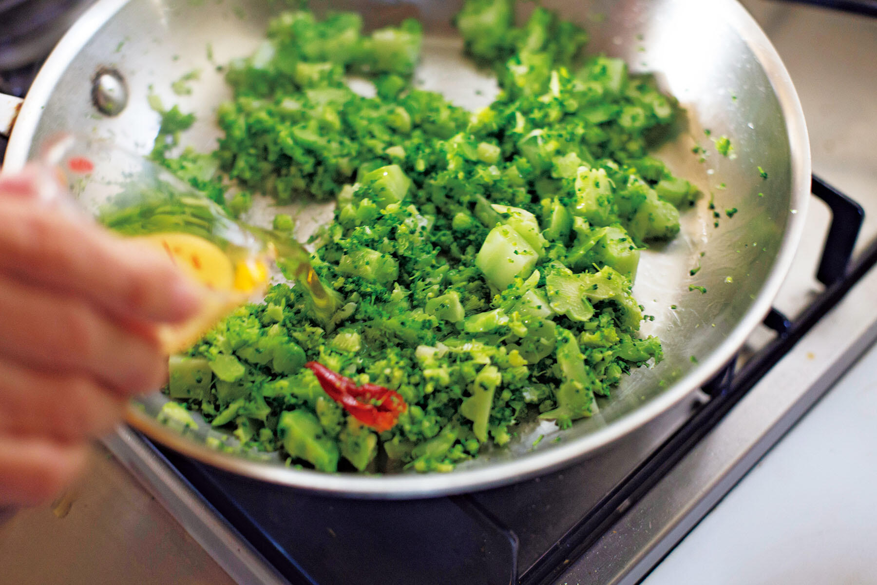 ブロッコリーを蒸し煮にする