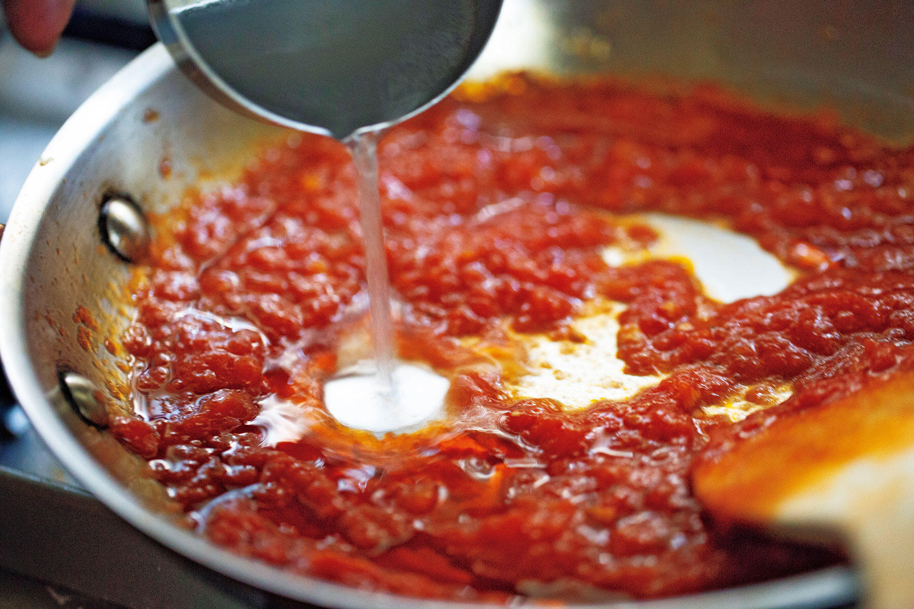 ゆで汁を加える