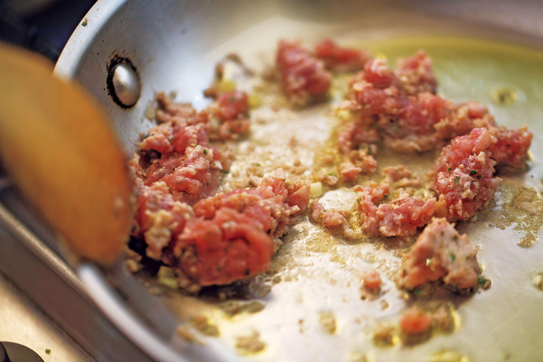 サルシッチャを炒める