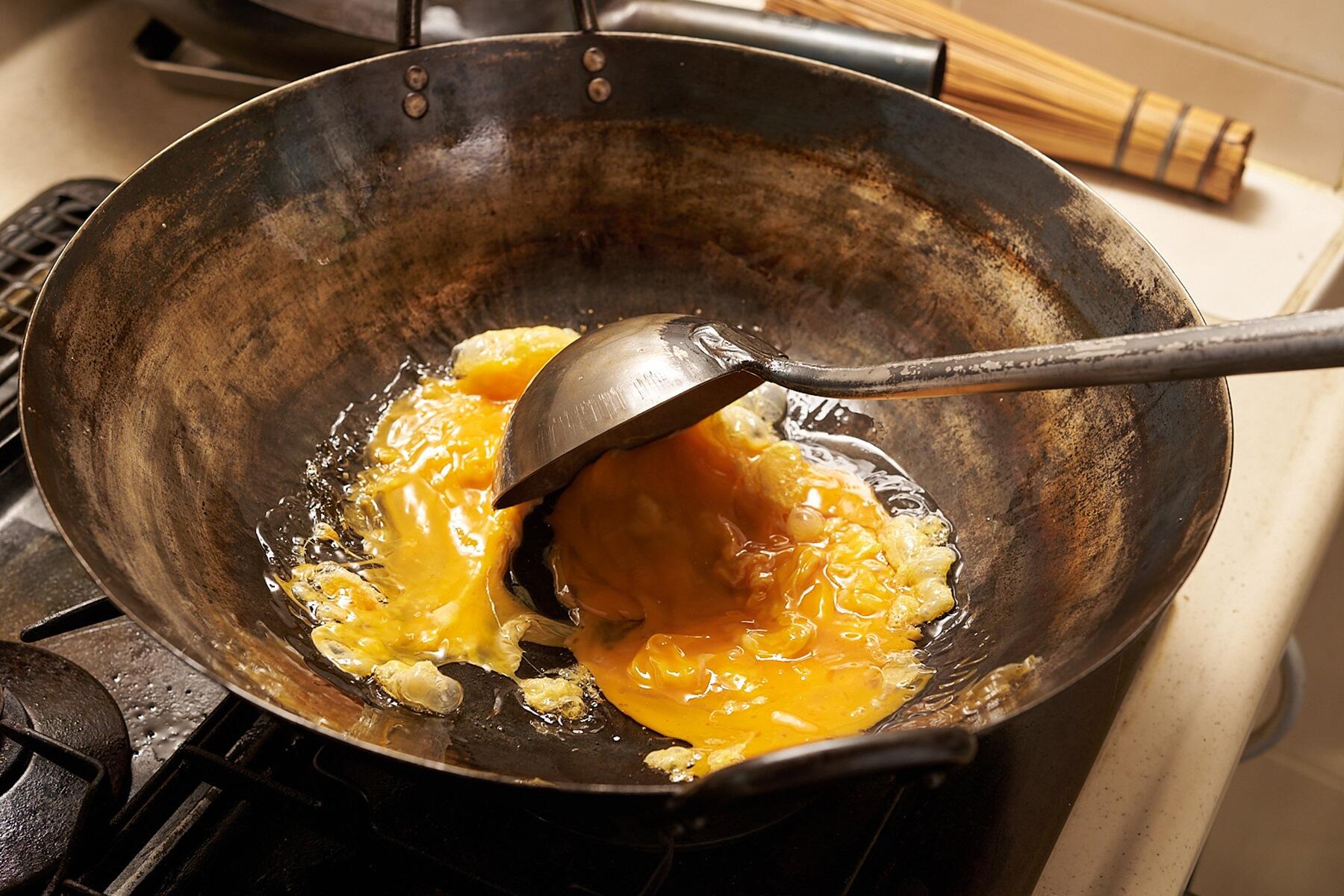 卵を炒める
