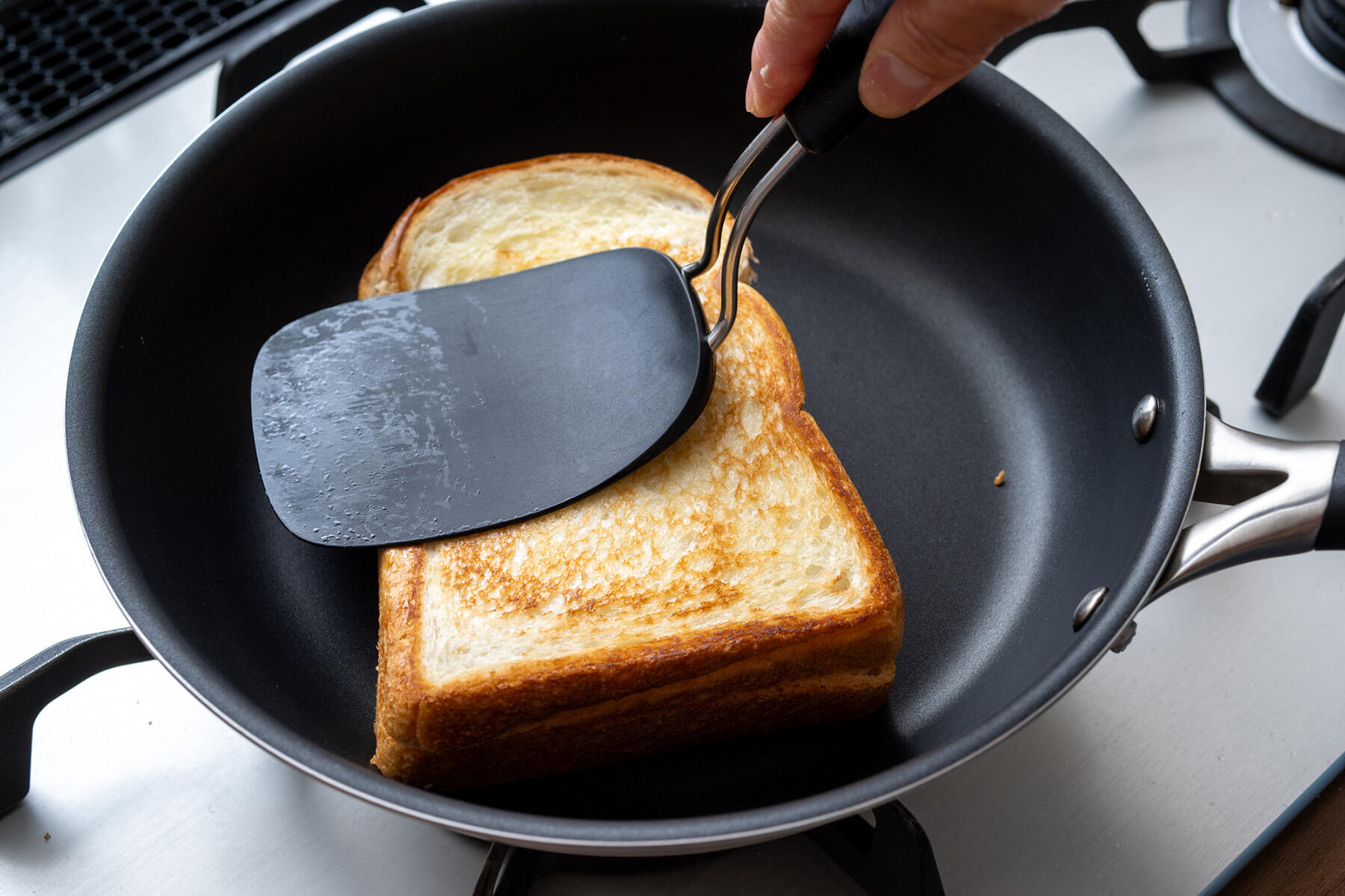 フライパンで食パンを焼く