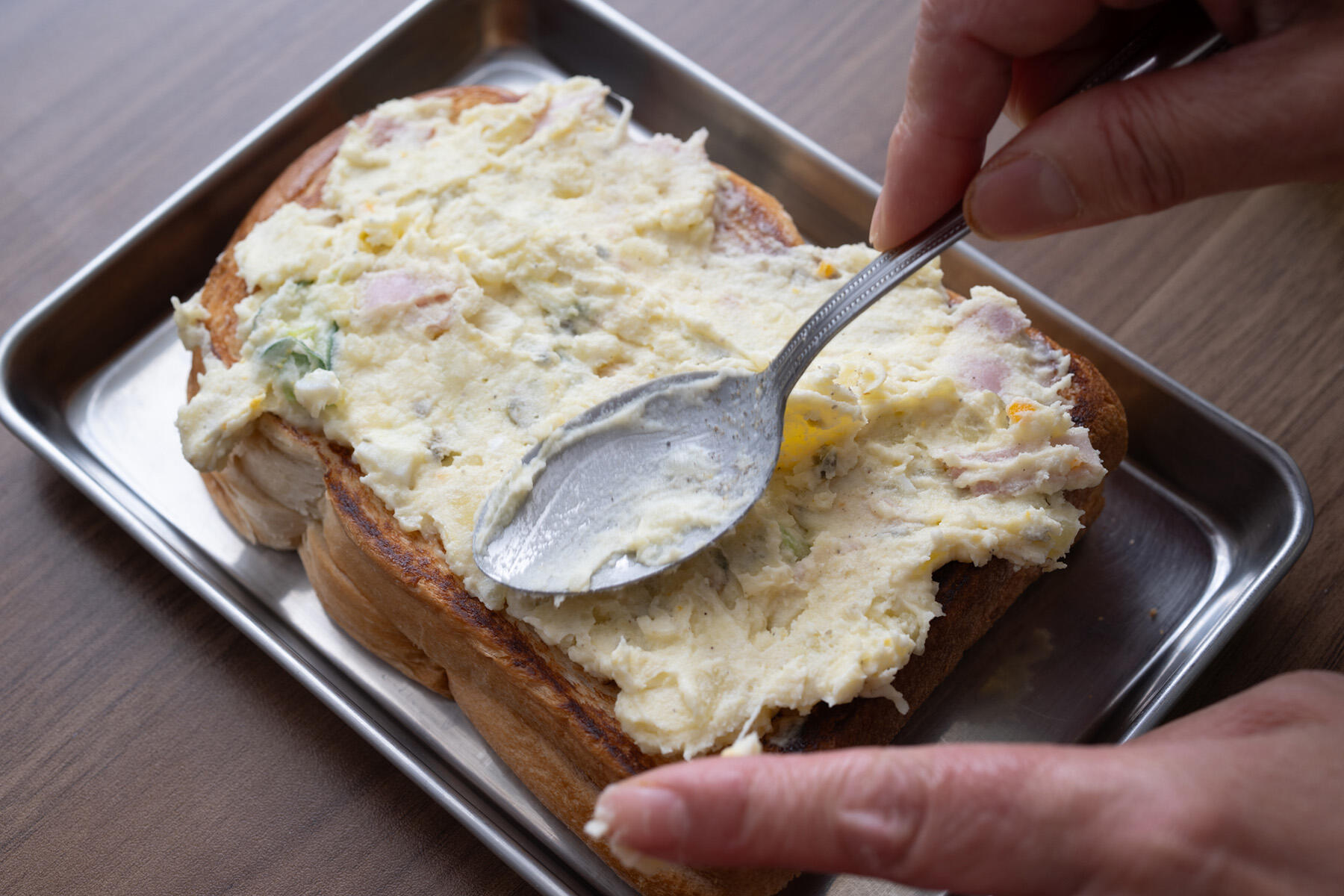 ポテサラソースをのせる